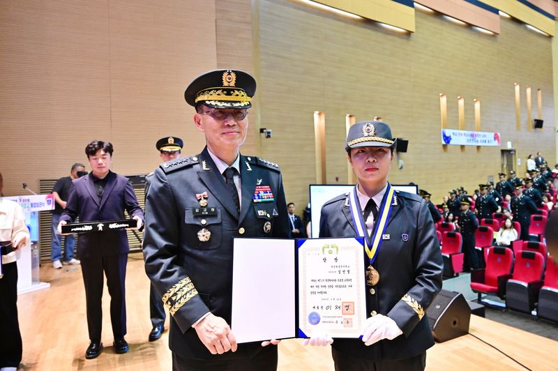 김규하(대장) 육군참모총장이 26일 충북 괴산군 육군학생군사학교에서 열린 2026년 대한민국 육군 장교 통합임관식에서 김민경 소위에게 대통령상을 수여하고 있다. 육군 제공