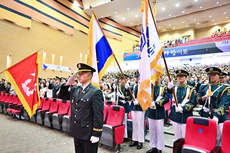 26일 충북 괴산군 육군학생군사학교에서 열린 2026년 대한민국 육군 장교 통합임관식에서 신임장교들이 경례를 하고 있다. 육군 제공