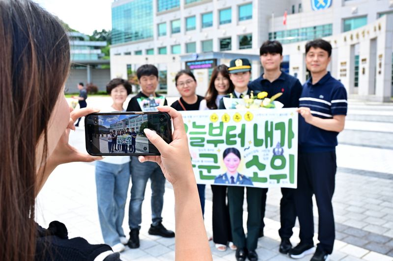 26일 충북 괴산군 육군학생군사학교에서 열린 2026년 대한민국 육군 장교 통합임관식에서 신임장교들이 가족과 함께 기념사진을 촬영하고 있다. 육군 제공