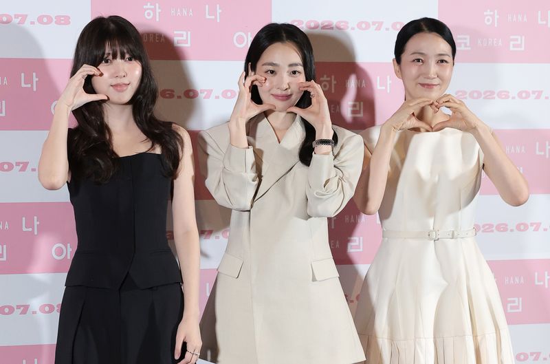 배우 안서현(왼쪽부터)과 김민하, 김주령이 서울 용산구 CGV 용산아이파크몰에서 열린 영화 ‘하나 코리아’ 언론시사 및 기자간담회에 참석해 포즈를 취하고 있다. ‘하나 코리아’는 낯선 삶 속에서도 끝내 앞으로 나아가려는 탈북 여성 ‘혜선’의 여정을 담은 실화 모티브 아트버스터다. 뉴스1