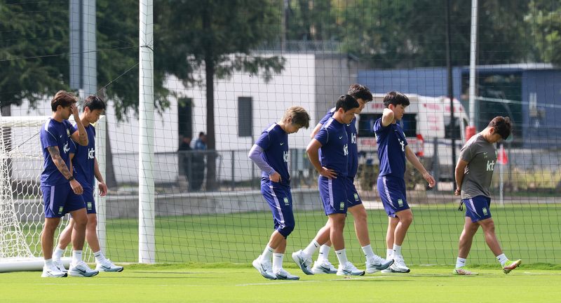 대한민국 축구국가대표팀 이강인, 김민재, 황희찬, 황인범 등이 25일(현지시간) 멕시코 과달라하라 인근 대한민국 축구대표팀의 베이스캠프 훈련장인 사포판 치바스 바예 베르데에서 회복 훈련하고 있다. 뉴스1