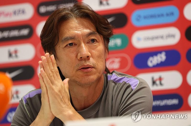 "훌륭한 인품, 우리가 모셔오자".... 홍명보 전 감독에게 쏟아지는 일본의 러브콜 [2026 월드컵]