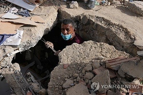 망치들고 구조작업 (출처=연합뉴스)