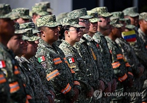 베네수엘라에 도착한 멕시코 구조대원 (출처=연합뉴스)