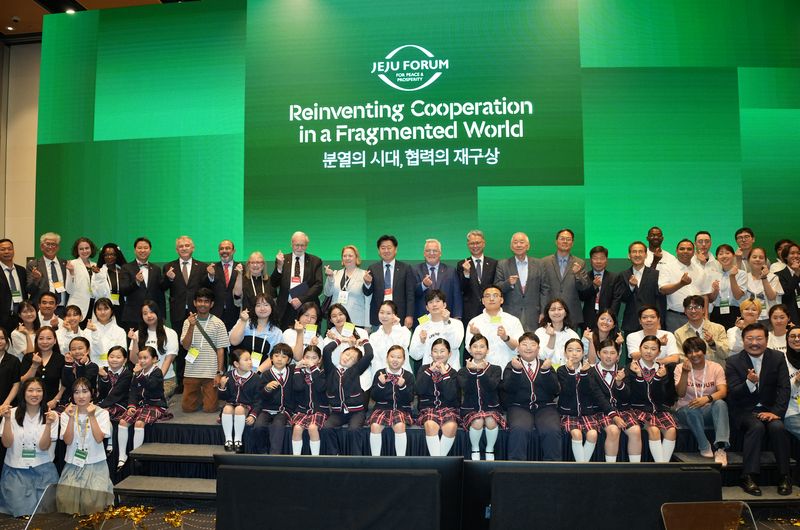 제21회 평화와 번영을 위한 제주포럼 참석자들이 폐회식 이후 기념촬영을 하고 있다. 올해 제주포럼에는 85개국 6000여명의 전문가와 글로벌 리더가 참여해 사흘간 68개 세션을 진행했다. /사진=제주포럼 사무국 제공