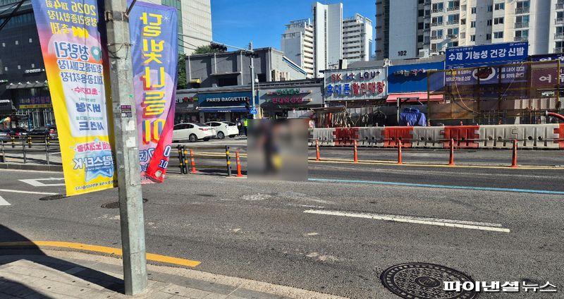 경동시장 인근 도로에서 한 시민이 횡단보도 밖 차로를 건너고 있다.사진=한승곤 기자
