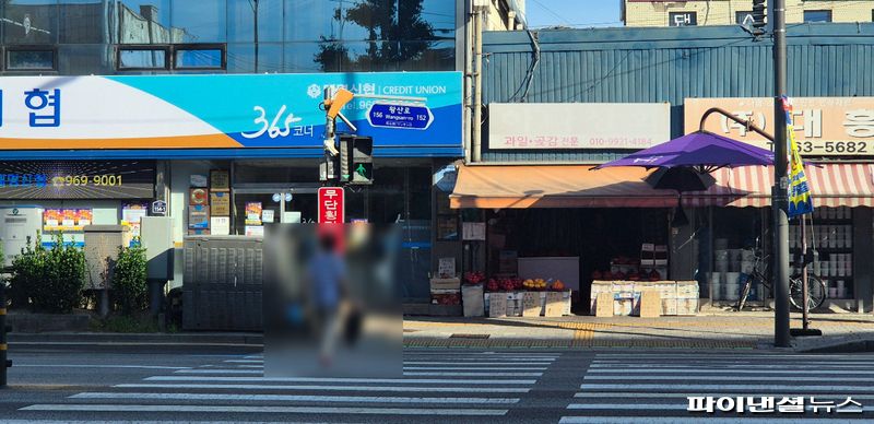 지난 23일 서울 동대문구 경동시장 인근 횡단보도에서 보행신호 잔여 표시가 1초를 남긴 가운데 시민들이 길을 건너고 있다.사진=한승곤 기자