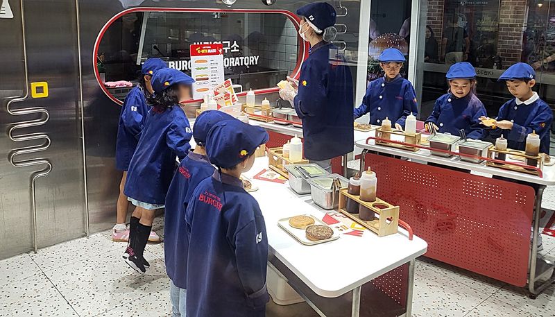 지난 26일 오후 어린이 직업체험 테마파크 서울 키자니아에서 어린이들이 햄버거를 직접 만드는 체험을 하고 있다. 사진=김경수 기자