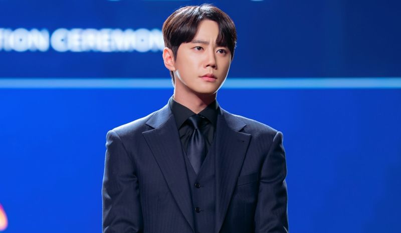 '신입사원 강회장' 이준영, 전혜진 옆에 섰다…회장 취임식 뜻밖의 투샷