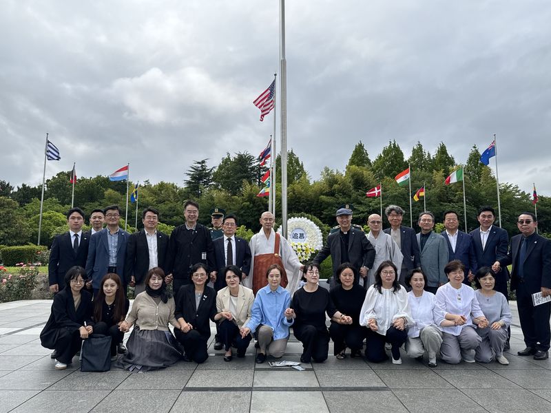 27일 부산 남구 세계 유일 UN군 묘역 UN기념공원에서 가진 '6·25 전쟁 76년 참배 행사'에 참석한 사단법인 국제종교연합(GRUN) 관계자들이 기념촬영을 하고 있다. 사단법인 국제종교연합 제공