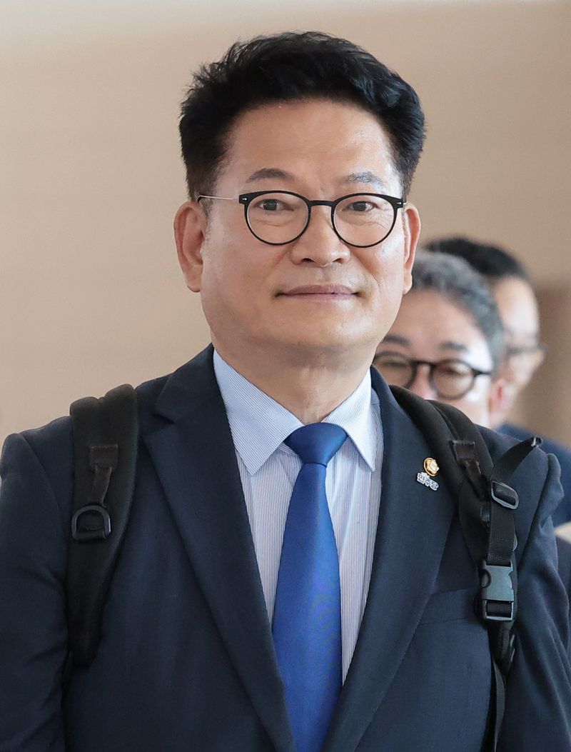 송영길 더불어민주당 의원이 국회의장 특사자격으로 23일 오전 인천공항을 통해 미국으로 출국하고 있다. 2026.6.23 ⓒ 뉴스1 권현진 기자