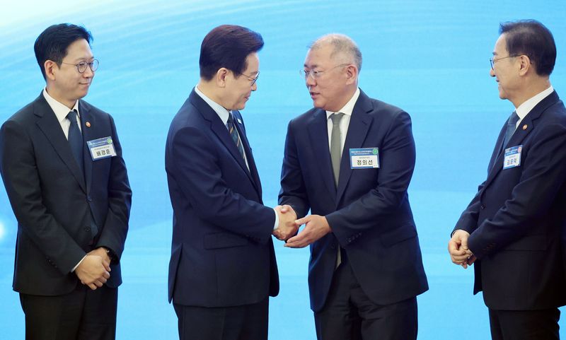 [군산=뉴시스] 최동준 기자 = 이재명 대통령이 27일 전북 군산 새만금컨벤션센터에서 열린 '새만금 로봇·수소·AI시티 투자협약식'에서 기념촬영을 마친 뒤 정의선 현대자동차그룹 회장과 악수하고 있다. (청와대통신사진기자단) 2026.02.27. photocdj@newsis.com