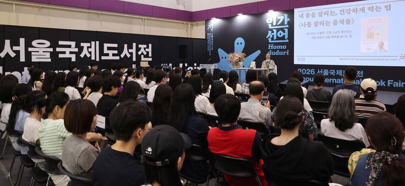 [서울=뉴시스] 김금보 기자 = 선재 스님이 27일 서울 강남구 코엑스에서 열린 2026 서울국제도서전에서 신간 '나를 살리는 음식들' 출간 북토크를 하고 있다. 2026.06.27. kgb@newsis.com