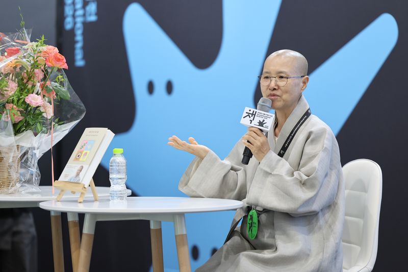 [서울=뉴시스] 김금보 기자 = 선재 스님이 27일 서울 강남구 코엑스에서 열린 2026 서울국제도서전에서 신간 '나를 살리는 음식들' 출간 북토크를 하고 있다. 2026.06.27. kgb@newsis.com