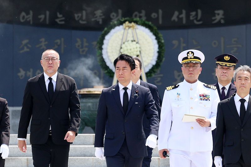 고이즈미 신지로 일본 방위상이 27일 서울 동작구 국립서울현충원에서 현충탑에 참배한 뒤 이동하고 있다. 뉴시스