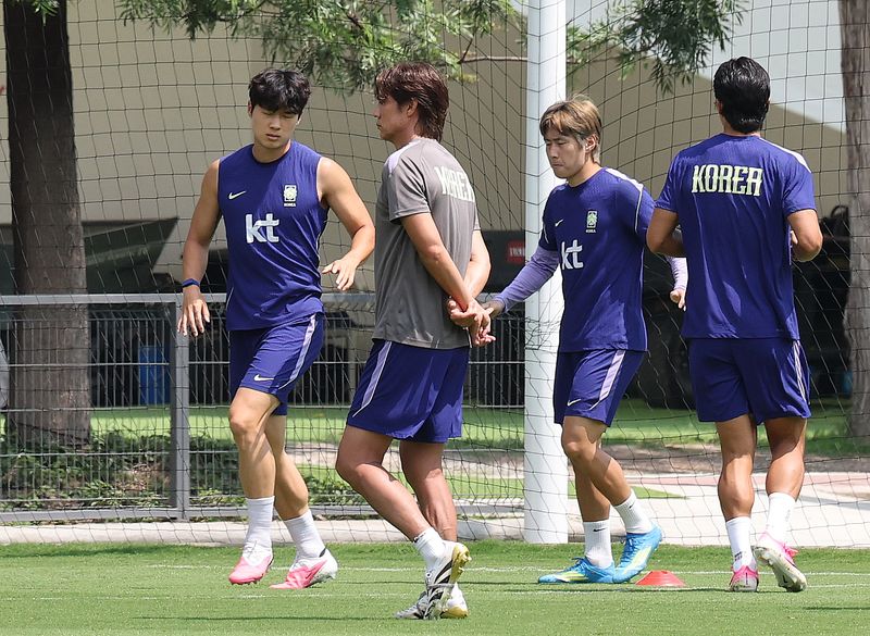홍명보 대한민국 축구국가대표팀 감독이 27일(현지시간) 멕시코 과달라하라 인근 대한민국 축구대표팀의 베이스캠프 훈련장인 치바스 바예 베르데에서 선수들의 훈련을 지켜보고 있다.뉴스1