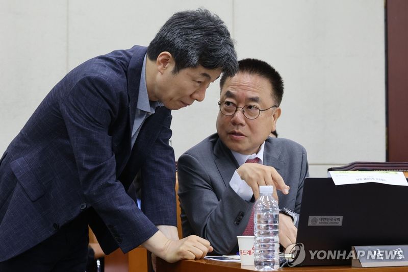 선관위 국조특위, 대화하는 윤건영-서범수 (출처=연합뉴스)