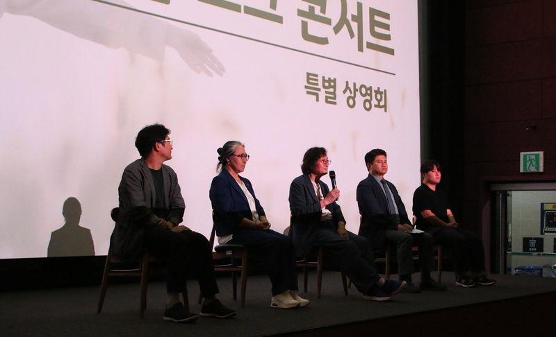 제주대학교 RISE사업단이 지난 23일 CGV 제주에서 개최한 2026 제1차 제주4·3 인식전환 캠페인 ‘내 이름은, 제주’ 특별상영회에서 정지영 감독 등 영화 관계자들이 관객들과 대화를 나누고 있다. /사진=제주대학교 RISE사업단 제공