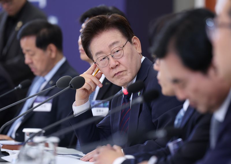 이재명 대통령이 26일 청와대에서 열린 미래 新안보 혁신기업 육성 전략회의에서 참석자들의 발언을 듣고 있다. 2026.6.26 ⓒ 뉴스1 이재명 기자