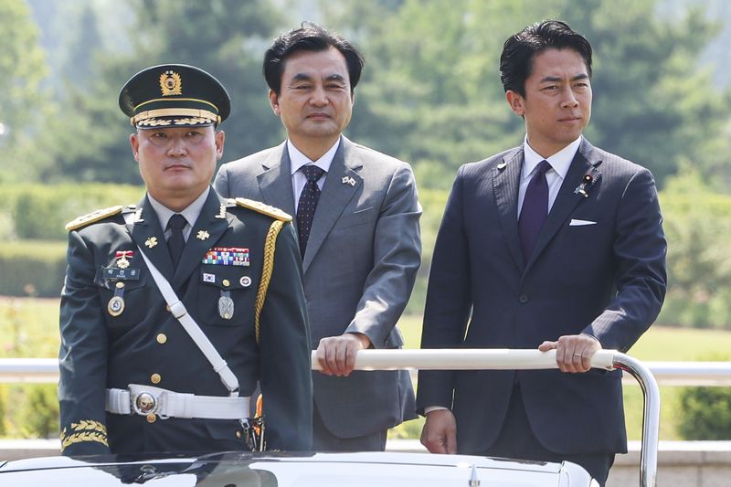 안규백 국방부 장관과 고이즈미 신지로 일본 방위대신이 28일 서울 용산구 국방부 연병장에서 열린 한일국방장관회담 의장 행사에서 차량 사열을 하고 있다. 공동취재단