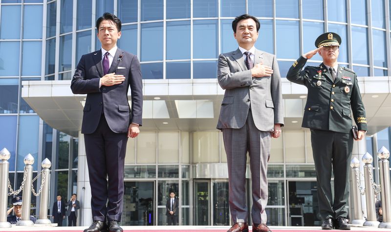 [ 안규백 국방부 장관과 고이즈미 신지로 일본 방위대신이 28일 서울 용산구 국방부 연병장에서 열린 한일국방장관회담 의장 행사에서 국민의례를 하고 있다. 공동취재단