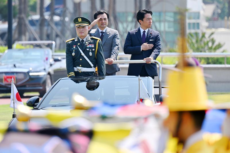 안규백(가운데) 국방부 장관과 고이즈미 신지로(오른쪽) 일본 방위상이 28일 서울 용산구 국방부 연병장에서 의장대 사열을 하고 있다. 공동취재단