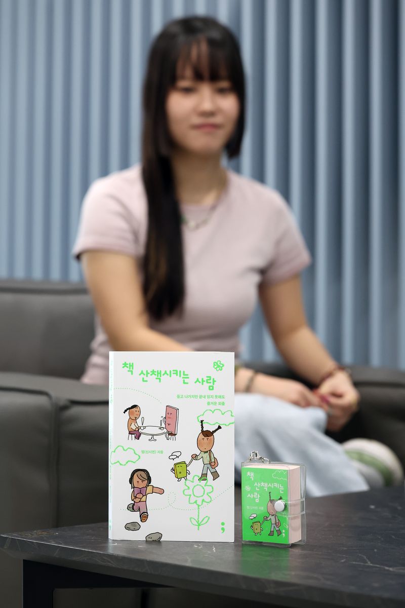 [서울=뉴시스] 박진희 기자 = 쩜(신시연) 작가가 28일 서울 강남구 코엑스에서 인터뷰 하고 있다. 틱톡커이자 유튜버인 작가는 최근 산문집 '책 산책시키는 사람' 출간했다. 2026.06.27. pak7130@newsis.com