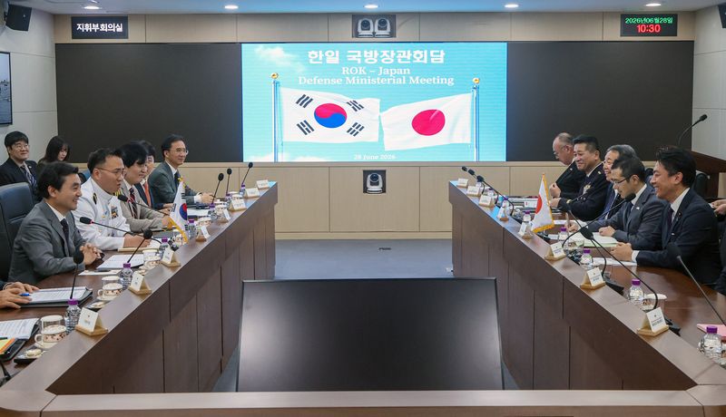 안규백 국방부 장관과 고이즈미 신지로 일본 방위상이 지난 6월 서울 용산구 국방부에서 한일 국방장관회담을 하고 있다. 국방부 제공