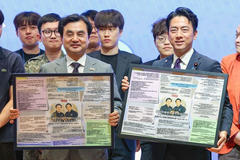 28일 오후 한국국방연구원에서 열린 한일 국방장관과 청년 안보대화 행사에서 안규백 국방부장관과 고이즈미 신지로 일본 방위대신이 청년들이 제작한 '청년들이 전하는 메시지' 선물을 받고 기념사진을 촬영하고 있다. 국방부 체공