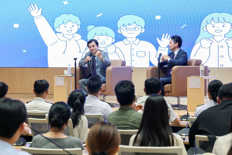 28일 오후 한국국방연구원에서 열린 한일 국방장관과 청년 안보대화 행사에서 안규백 국방부장관이 청년들의 질문에 답하고 있다. 국방부 체공