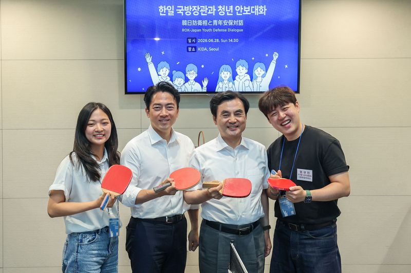 28일 오후 한국국방연구원에서 양국 국방장관과 청년들이 친선 탁구경기 후 기념사진을 촬영하고 있다. 국방부 체공