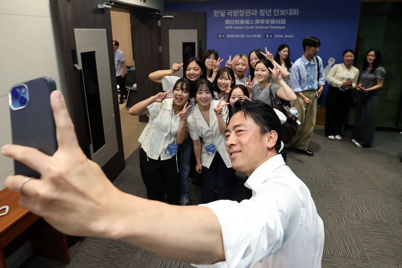 28일 오후 한국국방연구원에서 양국 국방장관과 청년들이 친선 탁구경기 후 기념사진을 촬영하고 있다. 국방부 체공