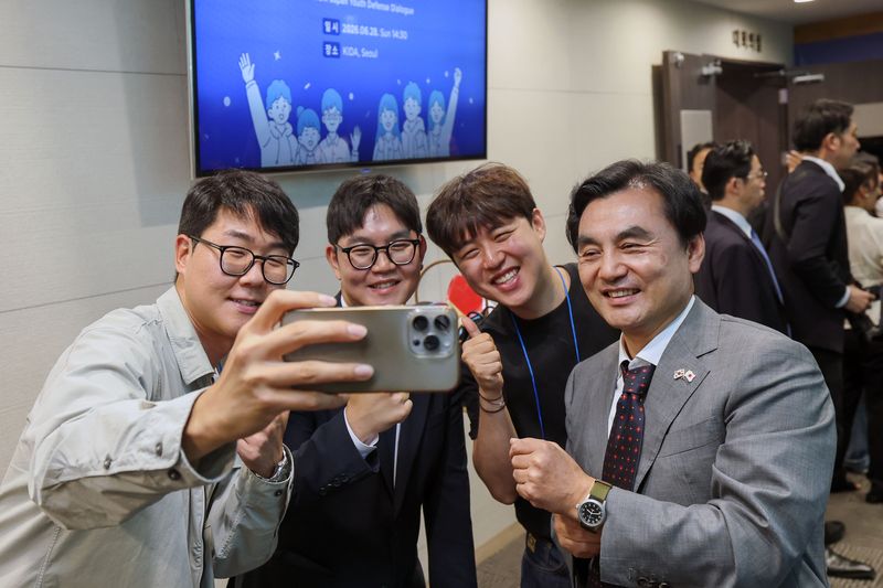 28일 오후 한국국방연구원에서 양국 국방장관과 청년들이 친선 탁구경기 후 기념사진을 촬영하고 있다. 국방부 체공