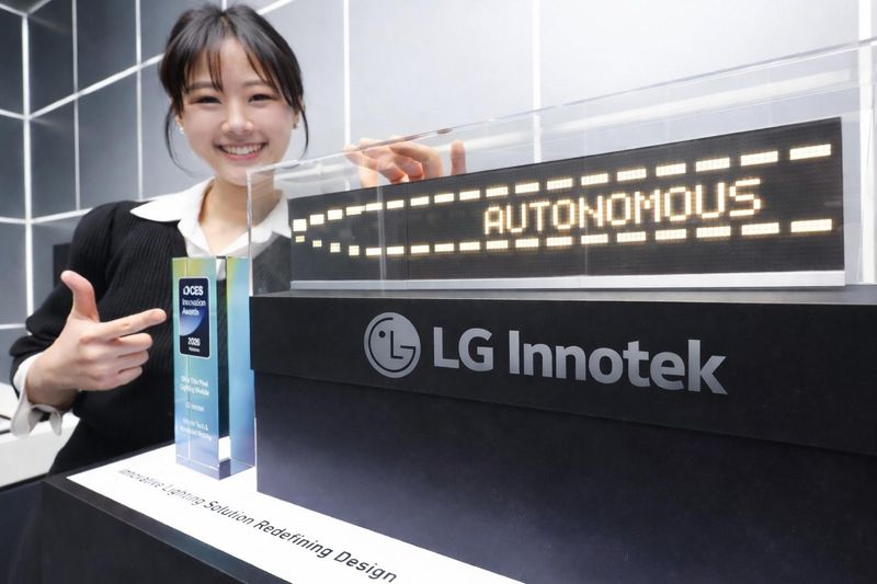 LG이노텍 직원이 2026년 세계 최대 가전·정보(IT) 박람회 'CES2026'에서 혁신상을 받은 넥슬라이드 픽셀을 소개하고 있다. LG이노텍 제공