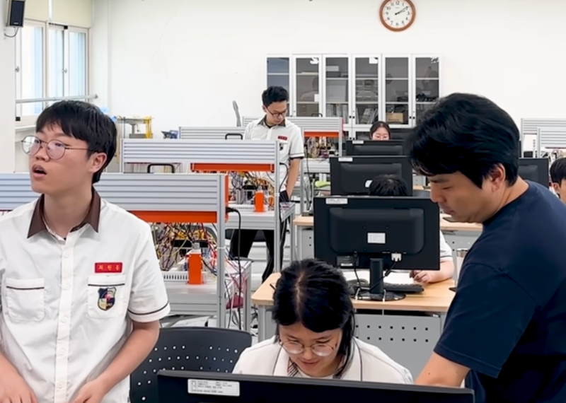 뉴욕타임스는 최근 AI와 반도체 호황으로 삼성전자와 SK하이닉스 취업을 희망하는 청소년들이 늘어나면서 한국의 진로 방향이 달라지고 있다며 충북반도체고등학교를 소개했다./사진=뉴욕타임스 캡처