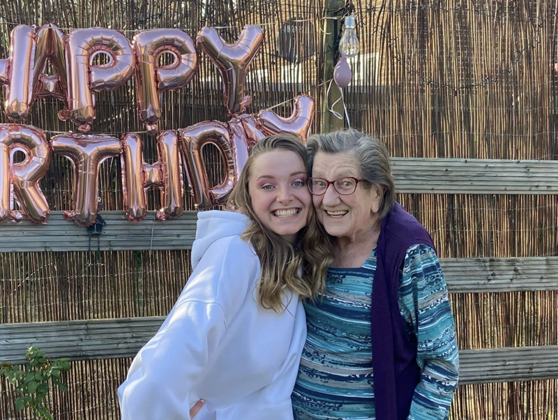 100번째 생일을 맞은 영국의 할머니 마거릿 햄은 담배, 두껍게 바른 버터 등 건강과는 거리가 먼 생활습관에도 건강을 유지하고 있다는 사연이 알려지면서 화제가 됐다./사진=뉴욕포스트 캡처