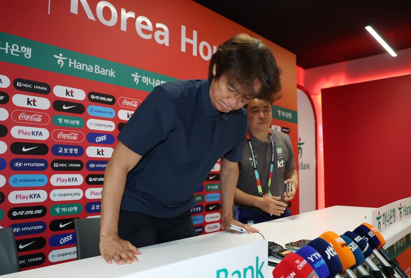 홍명보 사퇴선언 (사포판[멕시코 할리스코주]=연합뉴스) 신준희 기자 = 2026 북중미 월드컵 조별리그에서 탈락한 한국 축구 국가대표팀 홍명보 감독이 28일(현지시간) 오전 멕시코 과달라하라 인근 사포판의 치바스 바예 베르데에서 사퇴 기자회견을 마치고 카메라를 향해 인사하고 있다. 2026.6.29 hama@yna.co.kr (끝)