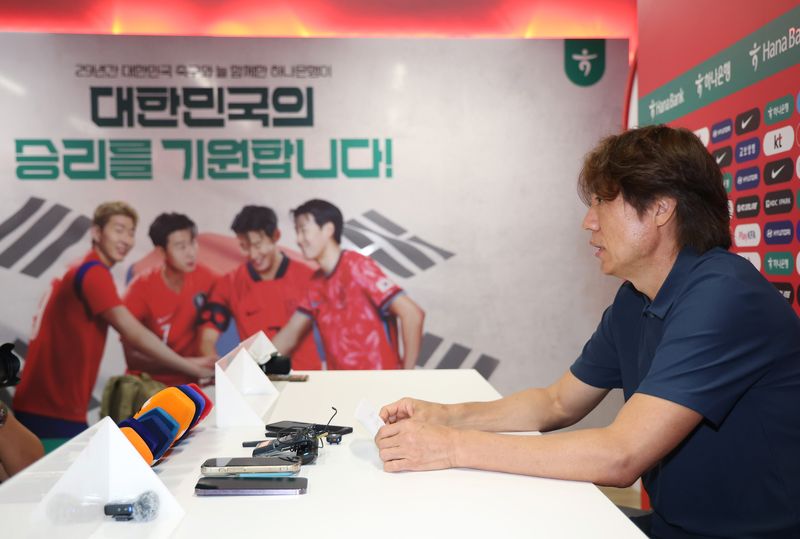 2026 북중미 월드컵 조별리그에서 탈락한 한국 축구 국가대표팀 홍명보 감독이 28일(현지시간) 오전 멕시코 과달라하라 인근 사포판의 치바스 바예 베르데에서 사퇴 기자회견을 하고 있다.연합뉴스