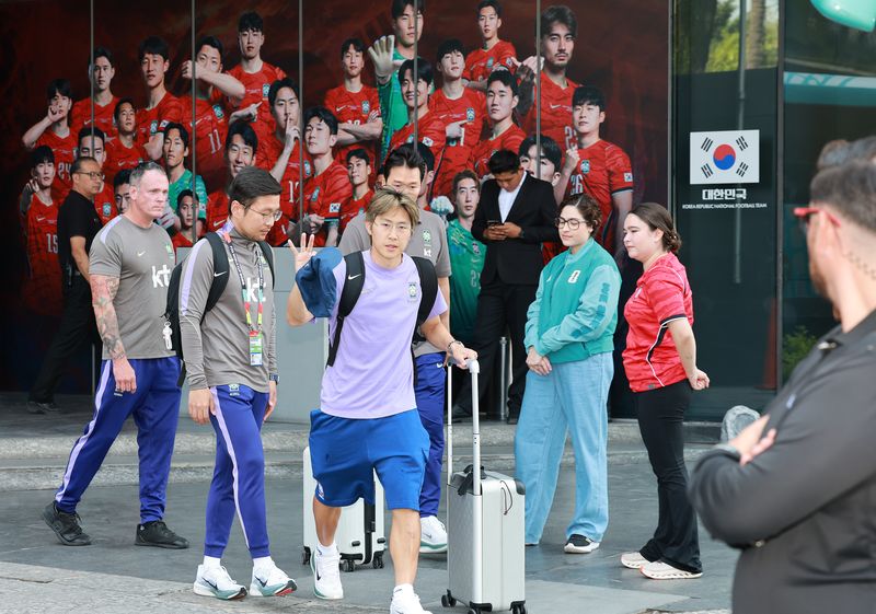 대한민국 축구국가대표팀 선수들이 28일(현지시간) 멕시코 할리스코 과달라하라에 위치한 대표팀 숙소를 나서고 있다. 홍명보 감독이 이끄는 한국 축구대표팀은 2026 국제축구연맹(FIFA) 북중미 월드컵을 최종 순위 34위로 마무리했다.뉴스1