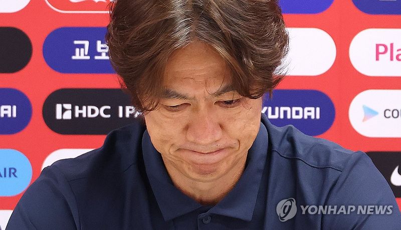 사퇴하는 홍명보 감독.연합뉴스