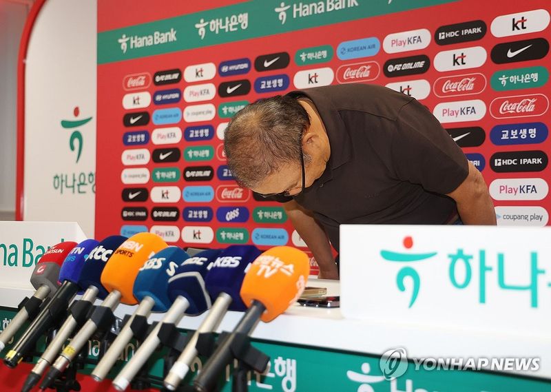 2026 북중미 월드컵 조별리그에서 탈락한 한국 축구 국가대표팀 박항서 단장이 28일(현지시간) 오전 멕시코 과달라하라 인근 사포판의 치바스 바예 베르데에서 기자회견을 열고 성적 부진에 대한 사과 인사를 하고 있다./사진=연합뉴스
