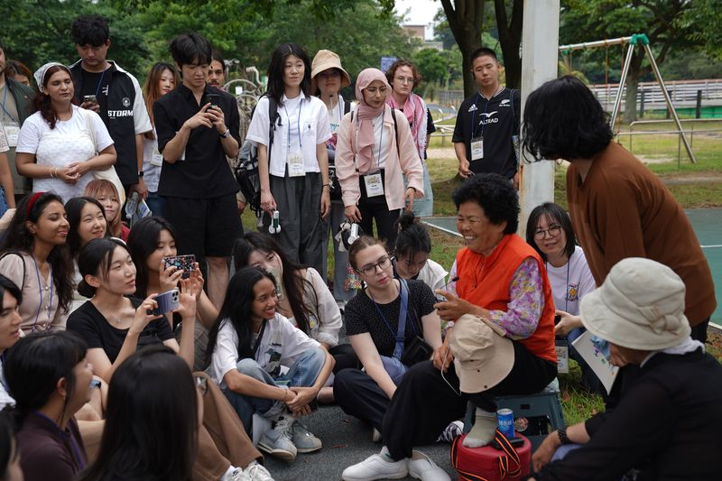 지난해 국내외대학생 4·3평화캠프 참가자들이 제주4·3 현장 교육에 참여해 지역 주민의 증언을 듣고 있다. 올해 캠프 참가자들은 조천읍 일대 4·3유적지를 답사하며 제주4·3과 르완다 집단학살의 역사, 화해와 회복의 과정을 함께 배운다. /사진=제주4·3평화재단 제공