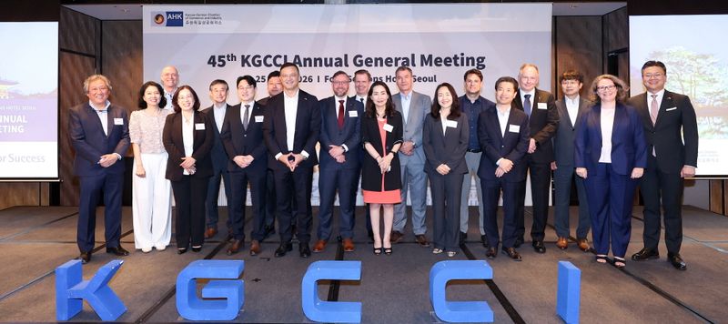 주한독일상공회의소(KGCCI) 신임 및 기존 이사진이 제45차 정기총회에서 기념촬영을 하고 있다. [사진=주한독일상공회의소]