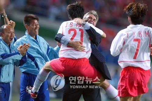 포옹하는 히딩크 감독과 박지성 (출처=연합뉴스)