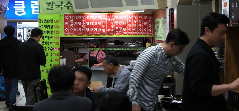 점심시간 직장인들이 서울 시내 한 식당가를 이용하고 있다. 뉴시스