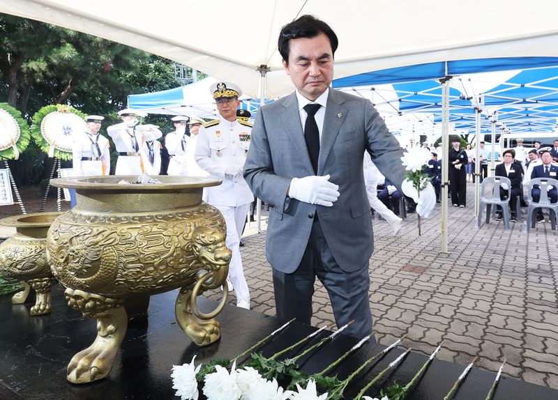 29일 경기도 평택시 해군 제2함대사령부에서 열린 '제2연평해전 승전 24주년 기념식'에서 안규백 국방부 장관이 헌화하고 있다. 연합뉴스