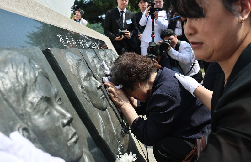 29일 경기 평택시 해군 제2함대사령부에서 열린 '제2연평해전 승전 24주년 기념행사'에서 고 조천형 상사의 조각상 앞에서 고인의 어머니가 눈물 흘리자, 고 한상국 상사의 아내 김한나 씨가 위로하고 있다. 공동취재