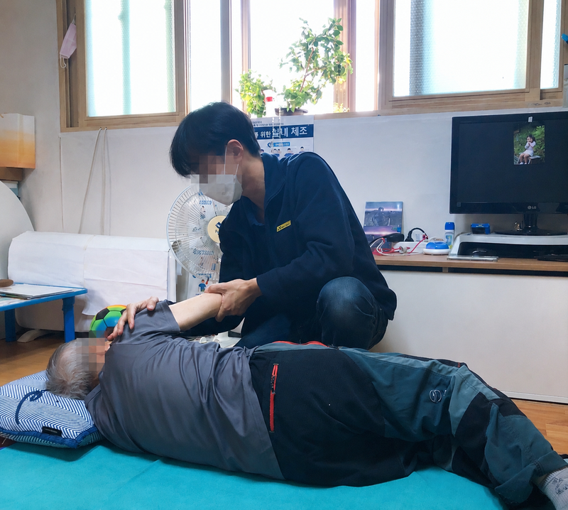 서울시 보건소 인력이 재활·건강관리 서비스를 통해 방문재활을 지원하고 있다. 서울시 제공