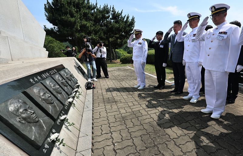 29일 경기 평택 2함대사령부에서 열린 '제2연평해전 승전 24주년 기념행사'에서 참전장병들이 전사자 조각상에 경례하고 있다. 공동취재