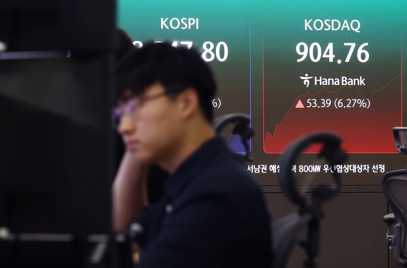 코스닥 매수 사이드카가 발동한 29일 오전 서울 중구 하나은행 딜링룸 전광판에 코스닥이 6% 넘게 급등세를 보이고 있다. 2026.6.29 ⓒ 뉴스1 김민지 기자